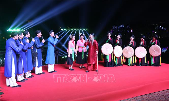 Tiết mục chào mừng của các liền anh, liên chị mở màn cho chương trình hát dân ca Quan họ trên thuyền. Ảnh: Đinh Văn Nhiều-TTXVN