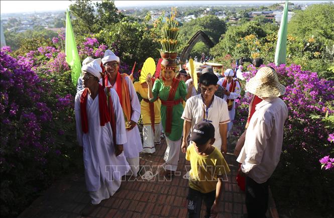 The Cham ethnic dignitaries during the procession to Po Klong Garai tower. VNA Photo: Nguyễn Thành