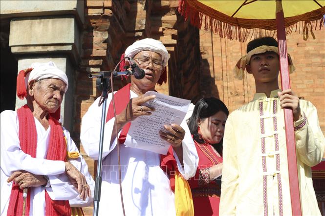 A Cham ethnic dignitary opens the Kate Festival 2022. VNA Photo: Nguyễn Thành
