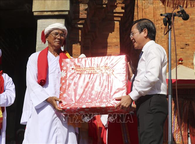 Pham Van Hau, Permanent Deputy Secretary of Ninh Thuan Party Committee, presents gifts to a Cham ethnic dignitary at the openinig ceremony of Kate Festival 2022. VNA Photo: Nguyễn Thành
