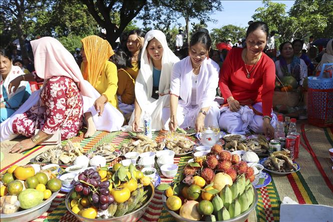 Cham Brahman people give offerings at ancient temples to pray for a peaceful and happy life. VNA Photo: Nguyễn Thành