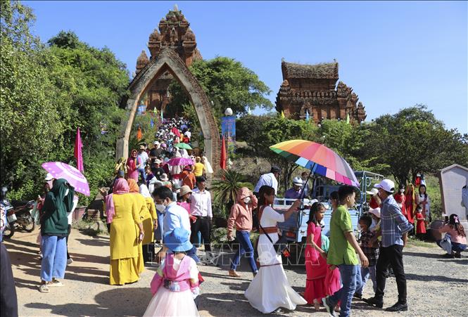 Hundreds of people flock to the Kate Festival 2022. VNA Photo: Nguyễn Thành