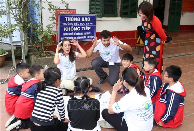 Trong ảnh: Đoàn tình nguyện viên Heroes for Life của Israel cùng các em học sinh Trường tiểu học thị xã Sa Pa (Lào Cai) chơi trò chơi phát triển trí tuệ. Ảnh: Quốc Khánh - TTXVN