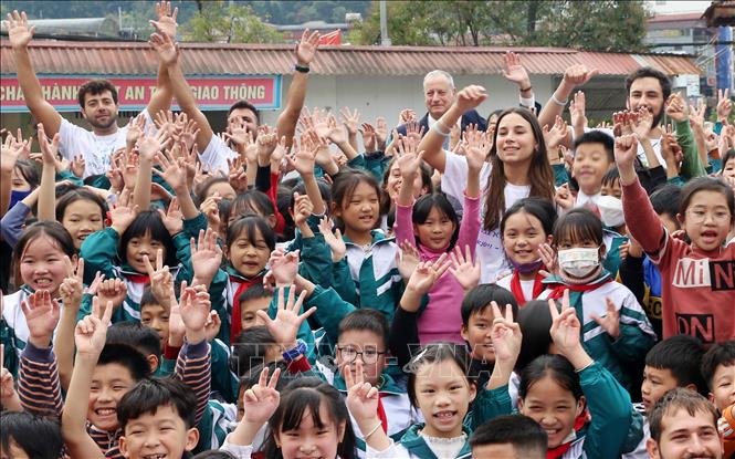 Trong ảnh: Đoàn tình nguyện viên Heroes for Life của Israel với các em học sinh Trường tiểu học thị xã Sa Pa (Lào Cai). Ảnh: Quốc Khánh - TTXVN