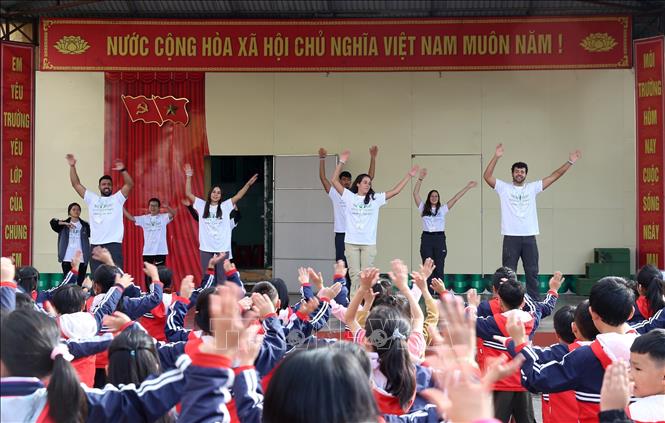 Trong ảnh: Đoàn tình nguyện viên Heroes for Life của Israel hướng dẫn các em học sinh Trường tiểu học thị xã Sa Pa (Lào Cai) tập thẻ dục đầu giờ sáng. Ảnh: Quốc Khánh - TTXVN