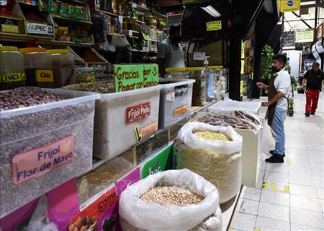 Trong ảnh: Người dân bán hàng tại khu chợ ở Mexico City, Mexico. Ảnh: AFP/ TTXVN