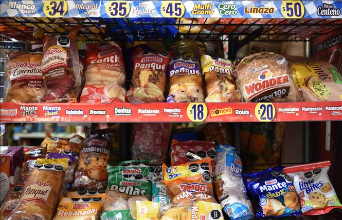 Trong ảnh: Bánh mì được bày bán tại một khu chợ ở Mexico City, Mexico. Ảnh: AFP/ TTXVN