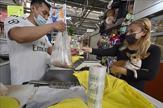 Trong ảnh: Người dân mua thực phẩm tại một khu chợ ở Mexico City, Mexico. Ảnh: AFP/ TTXVN
