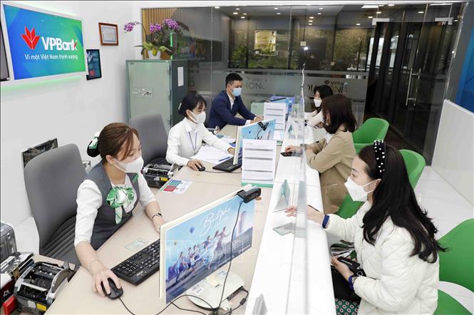 Customers at a counter of the Vietnam Prosperity Joint Stock Commercial Bank (VP Bank). VNA Photo: Trần Việt