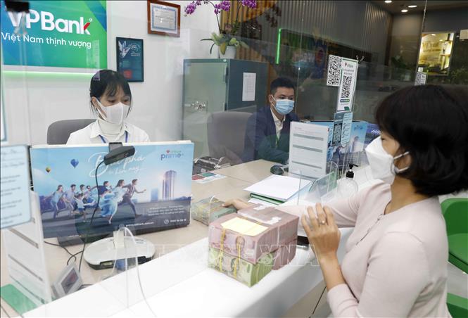 Customers at a counter of the Vietnam Prosperity Joint Stock Commercial Bank (VP Bank). VNA Photo: Trần Việt