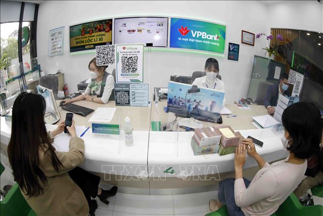 Customers at a counter of the Vietnam Prosperity Joint Stock Commercial Bank (VP Bank). VNA Photo: Trần Việt