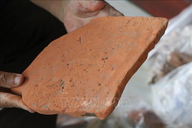 Trong ảnh: Một phần mảnh ngói thăm dò khảo cổ thu được tại di tích Thành cổ Châu Sa. Ảnh: Đinh Hương - TTXVN