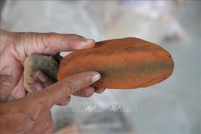 Trong ảnh: Một mảnh gạch thăm dò khảo cổ thu được tại di tích Thành cổ Châu Sa. Ảnh: Đinh Hương - TTXVN