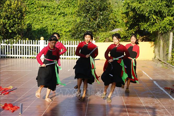 Cùng với Sình ca, người Cao Lan cũng đang giữ được nhiều điệu múa truyền thống như múa còn, múa xúc tép, mùa cờ, múa cầu mùa…Ảnh: Nam Sương - TTXVN
