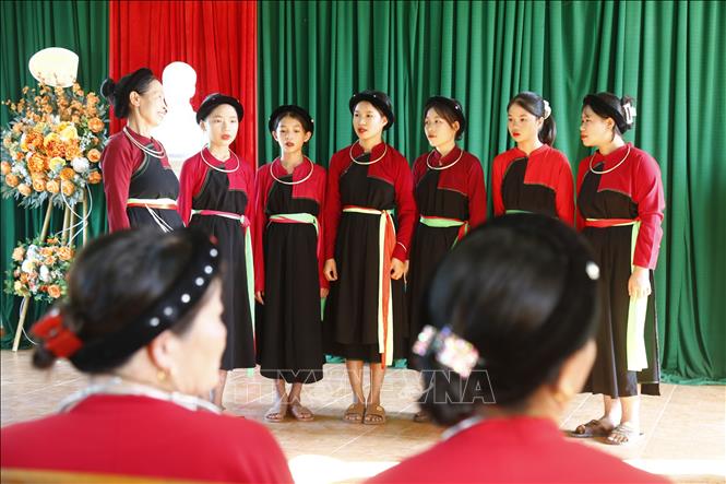 Qua những lớp truyền dạy, nhiều búp măng non của dân tộc Cao Lan đã bắt đầu biết hát những làn điệu Sình Ca. Ảnh: Nam Sương - TTXVN