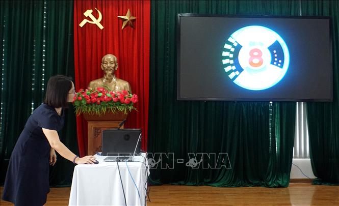 2 khách hàng ngẫu nhiên được chương trình chọn lên quay thưởng. Ảnh: Trịnh Bang Nhiệm - TTXVN