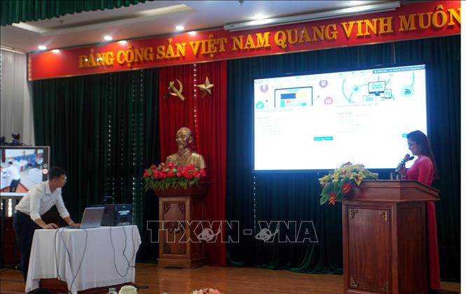 2 khách hàng ngẫu nhiên được chương trình chọn lên quay thưởng. Trịnh Bang Nhiệm - TTXVN