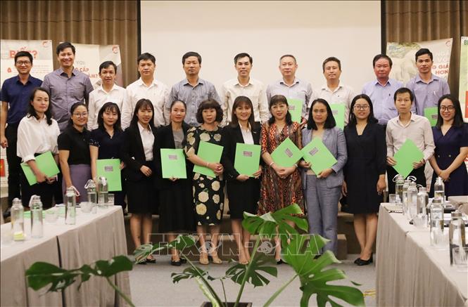 Các doanh nghiệp, đơn vị làm du lịch và cơ sở kinh doanh quà lưu niệm trên địa bàn tỉnh (cầm bìa xanh) cam kết không buôn bán ngà voi và các sản phẩm khác từ voi. Ảnh: Hoài Thu – TTXVN