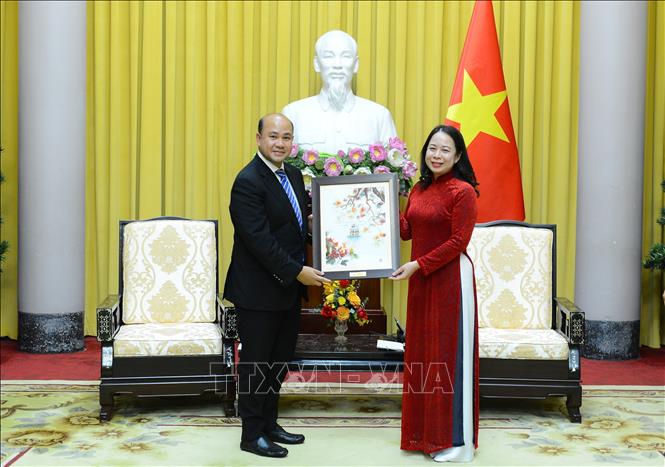 Vice President Vo Thi Anh Xuan presents a gift to President of the Cambodian Union of Youth Federations Hun Many. VNA Photo: Minh Đức