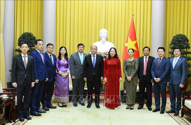 Vice President Vo Thi Anh Xuan, President of the Cambodian Union of Youth Federations Hun Many and delegates pose for a group photo. VNA Photo: Minh Đức