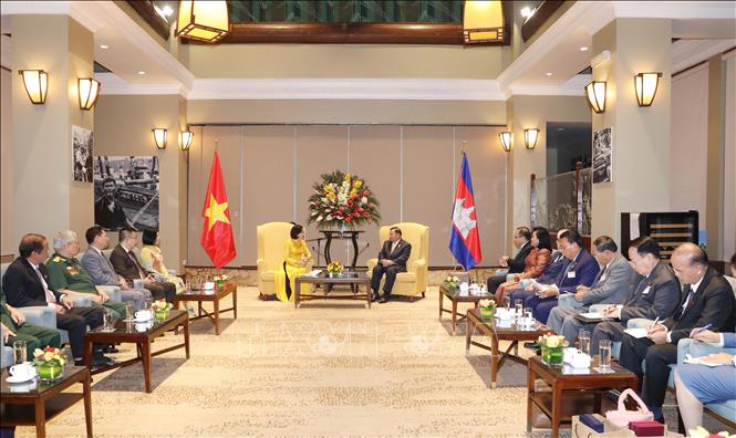 A view of the meeting between President of the Cambodian Senate Samdech Say Chhum and President of the Vietnam-Cambodia Friendship Association Nguyen Thi Thanh. VNA Photo: Phương Hoa 