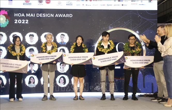 Trong ảnh: Các thí sinh nhận giải khuyến khích Hoa Mai Design Award 2022. Ảnh: Xuân Anh -TTXVN