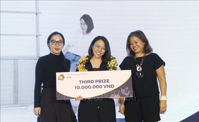 Trong ảnh: Vũ Phan Hoài Nhi, sinh viên Trường Đại học Văn Lang nhận giải Ba Hoa Mai Design Award 2022 với tác phẩm SENAVIA. Ảnh: Xuân Anh -TTXVN 