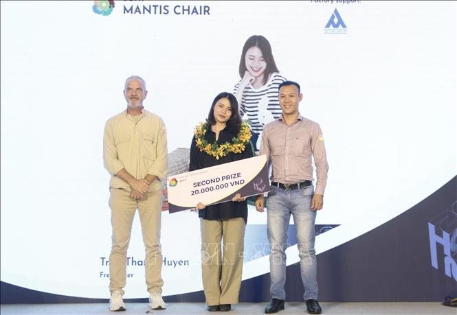 Trong ảnh: Tác giả Trần Thanh Huyền nhận giải Nhì Hoa Mai Design Award 2022 với tác phẩm Mantis Chair. Ảnh: Xuân Anh -TTXVN