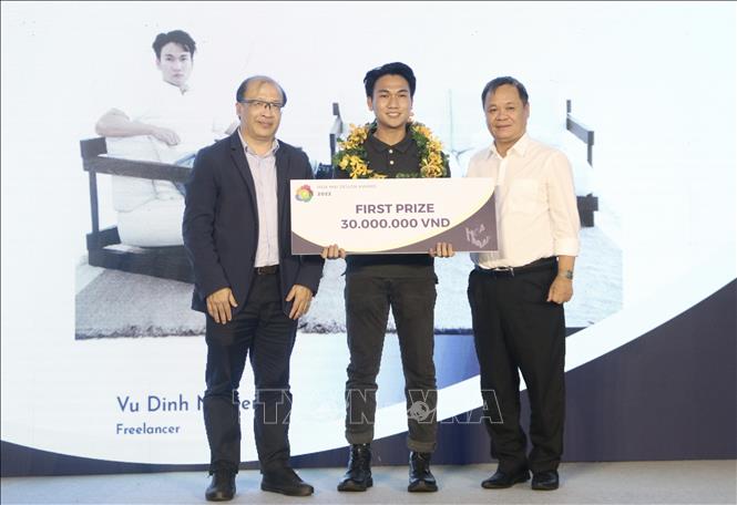 Trong ảnh: Ban tổ chức trao giải Nhất Hoa Mai Design Award 2022 cho tác phẩm  Eastern Sofa của nhà thiết kế tự do Vũ Đình Nghiêm. Ảnh: Xuân Anh -TTXVN