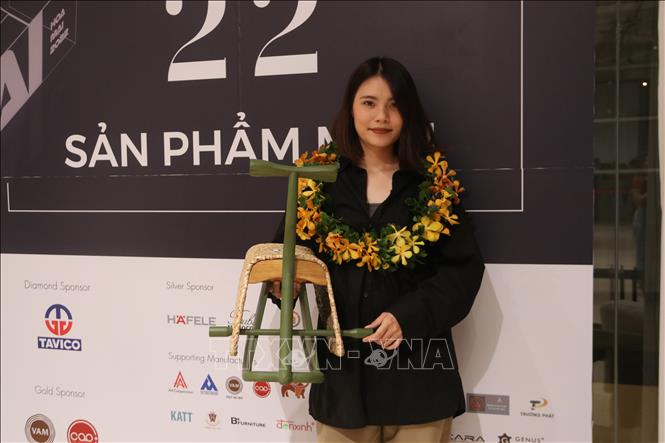 Trong ảnh: Tác giả Trần Thanh Huyền bên tác phẩm Mantis Chair. Ảnh: Xuân Anh -TTXVN