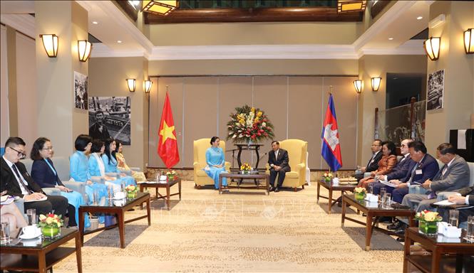 A view of the meeting between President of the Cambodian Senate Samdech Say Chhum and President of the Vietnam Women’s Union (VWU) Ha Thi Nga. VNA Photo: Phương Hoa 
