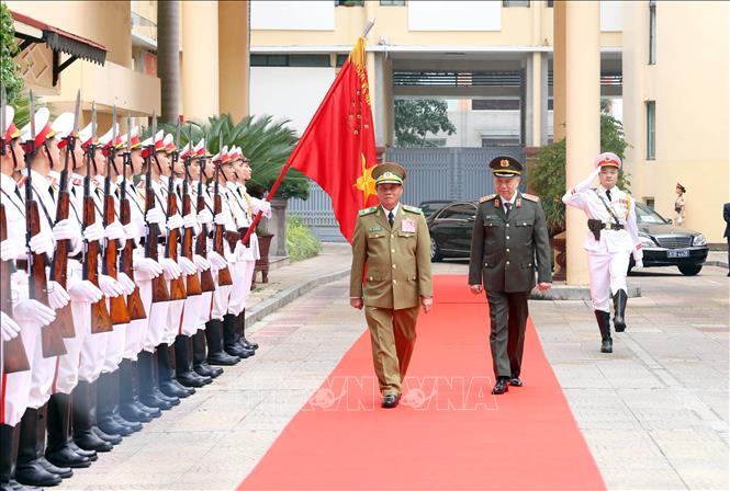 Vietnamese Minister of Public Security General To Lam and Lao Deputy Prime Minister and Minister of Public Security General Vilay Lakhamphong review the guards of honour. VNA Photo: Phạm Kiên