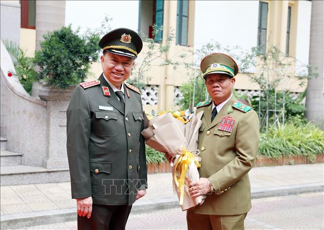 Vietnamese Minister of Public Security General To Lam welcomes Lao Deputy Prime Minister and Minister of Public Security General Vilay Lakhamphong. VNA Photo: Phạm Kiên