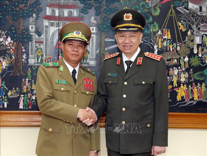 Vietnamese Minister of Public Security General To Lam and Lao Deputy Prime Minister and Minister of Public Security General Vilay Lakhamphong. VNA Photo: Phạm Kiên

