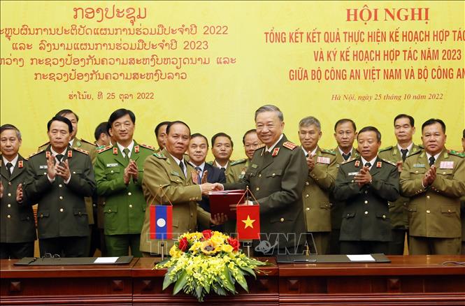 Vietnamese Minister of Public Security General To Lam and Lao Deputy Prime Minister and Minister of Public Security General Vilay Lakhamphong sign a cooperation plan between the two ministries in 2023. VNA Photo: Phạm Kiên