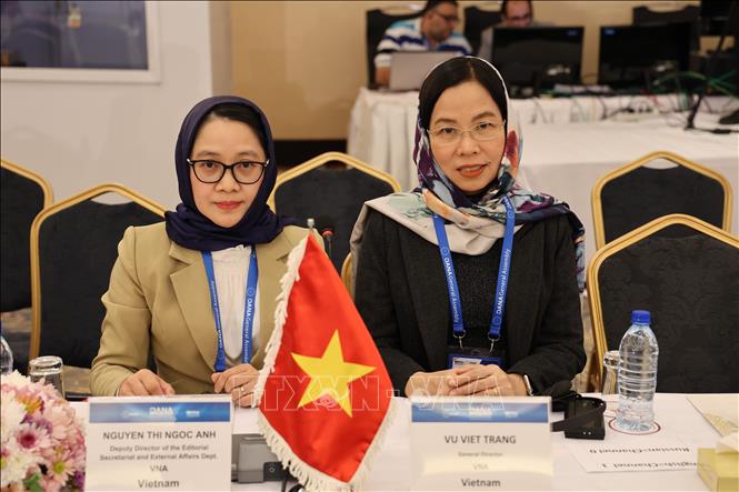 VNA General Director Vu Viet Trang (R), head of the VNA delegation, attend the 18th OANA General Assembly in Iran. VNA Photo: Nguyễn Ngọc Anh