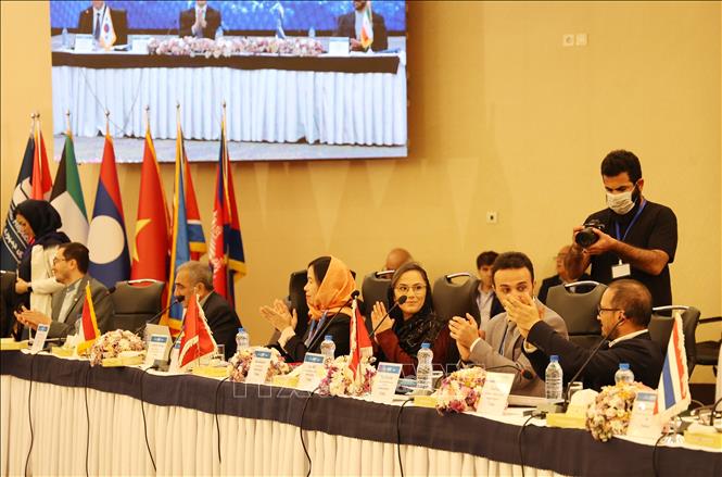 VNA General Director Vu Viet Trang (4th from R) and delegates at the 18th OANA General Assembly’s closing session. VNA Photo: Nguyễn Ngọc Anh