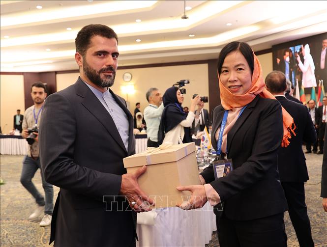 VNA General Director Vu Viet Trang congratulates IRNA Managing Director Ali Naderi who was elected OANA President for 2022 - 2025. VNA Photo: Nguyễn Ngọc Anh