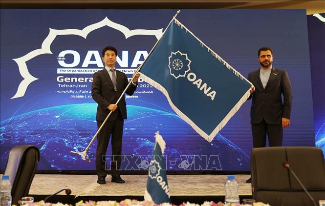 Hand-over ceremony for the OANA President 2022 - 2025 to IRNA. VNA Photo: Nguyễn Ngọc Anh