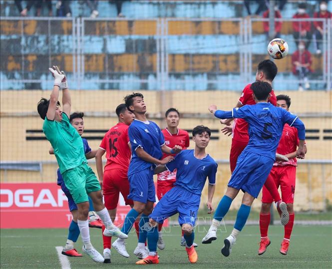 Trận mở màn giữa đội chủ nhà Trường Đại học Bách khoa Hà Nội (áo đỏ) và Trường Đại học Kinh tế - Đại học Huế (áo xanh). Ảnh: Thanh Tùng - TTXVN