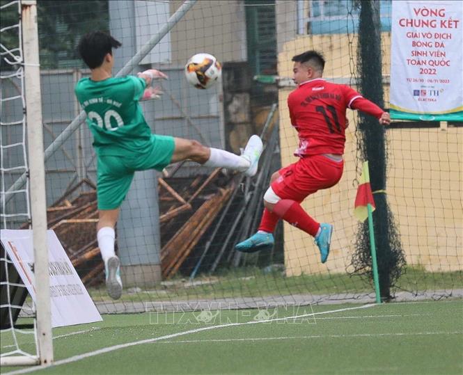 Trận mở màn giữa đội chủ nhà Trường Đại học Bách khoa Hà Nội (áo đỏ) và Trường Đại học Kinh tế - Đại học Huế (áo xanh). Ảnh: Thanh Tùng - TTXVN