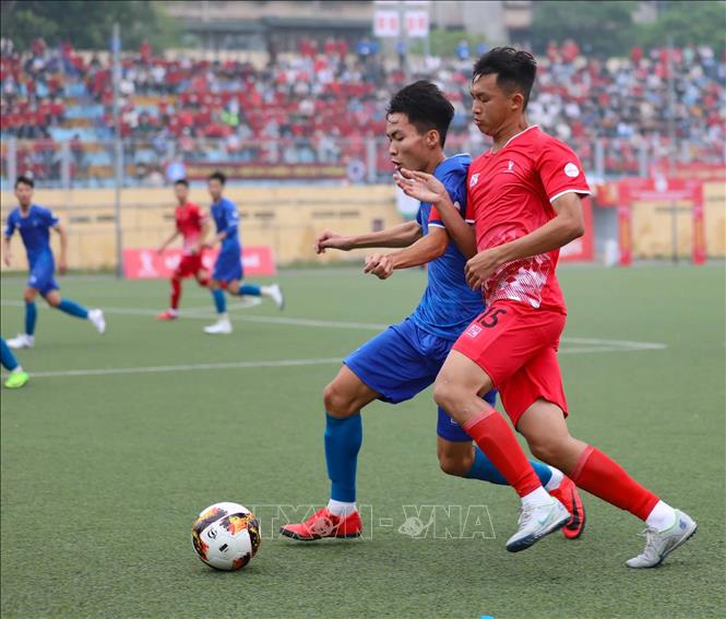 Trận mở màn giữa đội chủ nhà Trường Đại học Bách khoa Hà Nội (áo đỏ) và Trường Đại học Kinh tế - Đại học Huế (áo xanh). Ảnh: Thanh Tùng - TTXVN