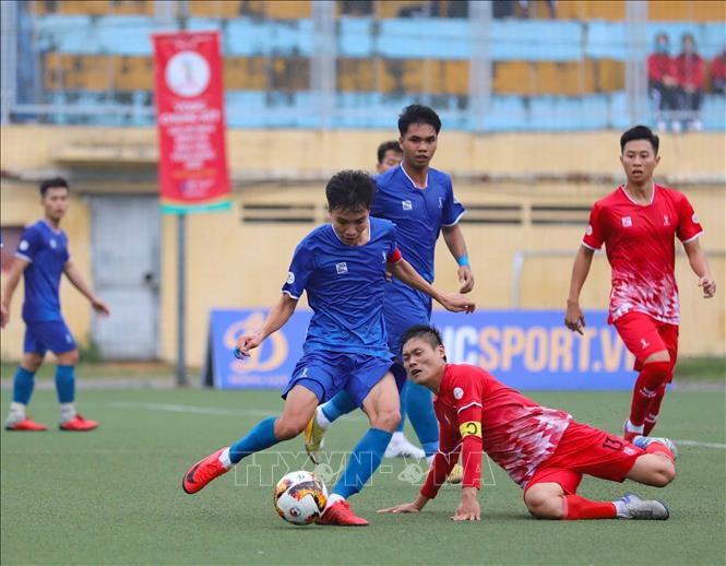 Trận mở màn giữa đội chủ nhà Trường Đại học Bách khoa Hà Nội (áo đỏ) và Trường Đại học Kinh tế - Đại học Huế (áo xanh). Ảnh: Thanh Tùng - TTXVN