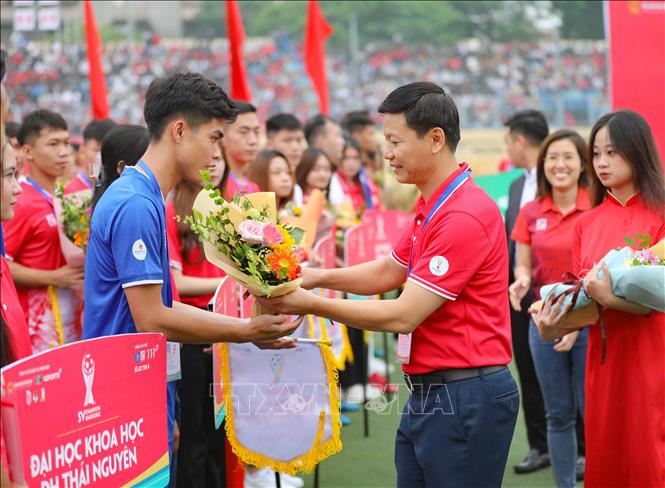 Tặng hoa, cờ lưu niệm cho các đội bóng tham dự vòng chung kết Giải Vô địch Bóng đá Sinh viên toàn quốc - SV Champions League  2022. Ảnh: Thanh Tùng - TTXVN