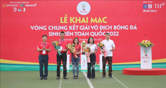 Ban Tổ chức tặng hoa, kỷ niệm chương cho các đơn vị phối hợp, đồng hành, đăng cai tổ chức. Ảnh: Thanh Tùng - TTXVN