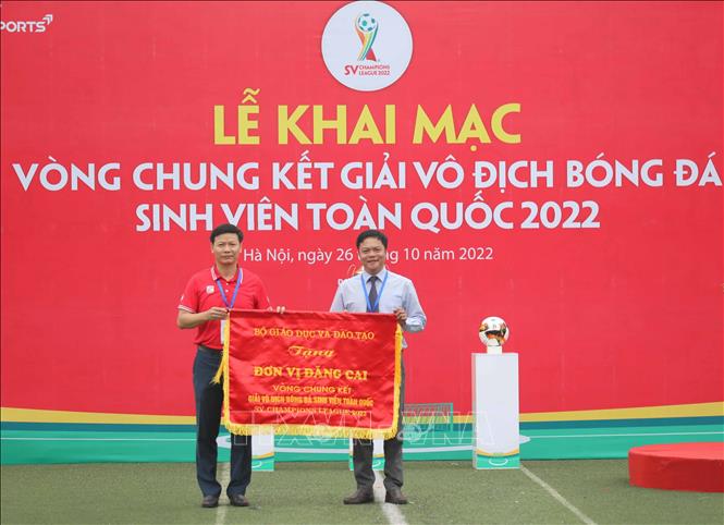 Bộ Giáo dục và Đào tạo tặng cờ cho đơn vị đăng cai Vòng chung kết của giải đấu. Ảnh: Thanh Tùng - TTXVN