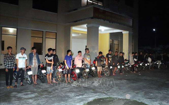 Trong ảnh: Bắt giữ nhóm đối tượng tụ tập đua xe trên Quốc lộ 1A thuộc địa bàn tỉnh Sóc Trăng. Ảnh: TTXVN phát