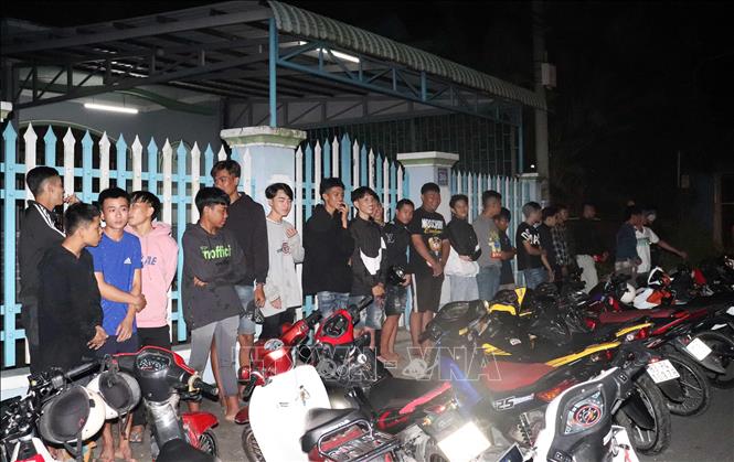 Trong ảnh: Bắt giữ nhóm đối tượng tụ tập đua xe trên Quốc lộ 1A thuộc địa bàn tỉnh Sóc Trăng. Ảnh: TTXVN phát 