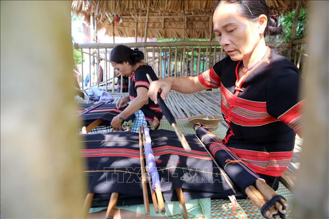 Trong ảnh: Nghề dệt thổ cẩm vẫn được người Cơ Tu ở xã Hòa Bắc giữ gìn và phát huy nghề. Ảnh: Trần Lê Lâm – TTXVN