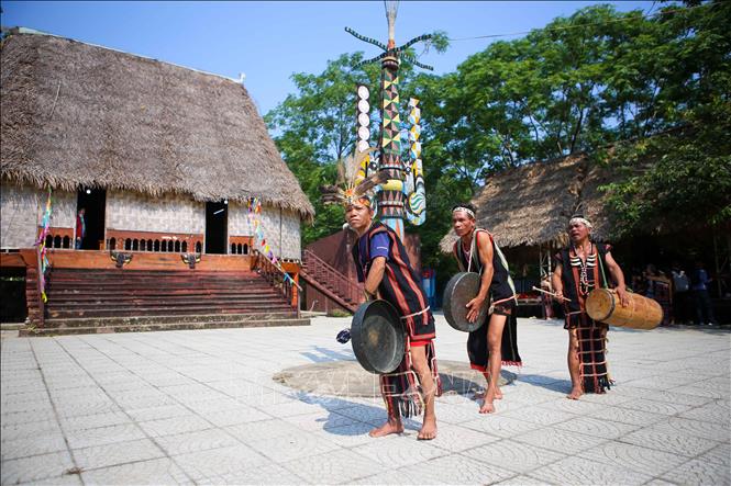 Trong ảnh: Người Cơ Tu vẫn lưu giữ được các điệu múa với các nhạc cụ truyền thống của dân tộc mình. Ảnh: Trần Lê Lâm – TTXVN